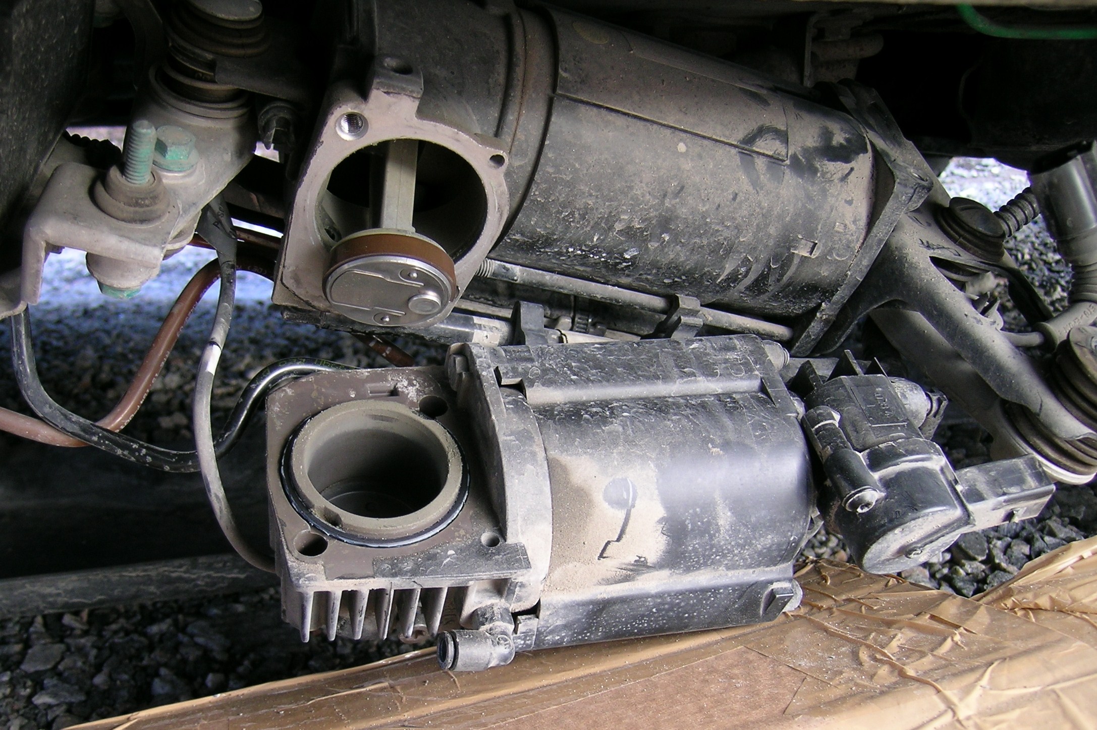 Overhaul of air suspension compressor on 2004 Cayenne S Cayenne (9PA